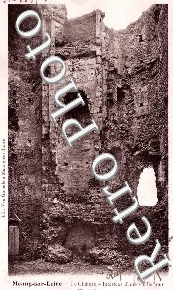 le Chateau - Vue Interieure d'une Vieille Tour