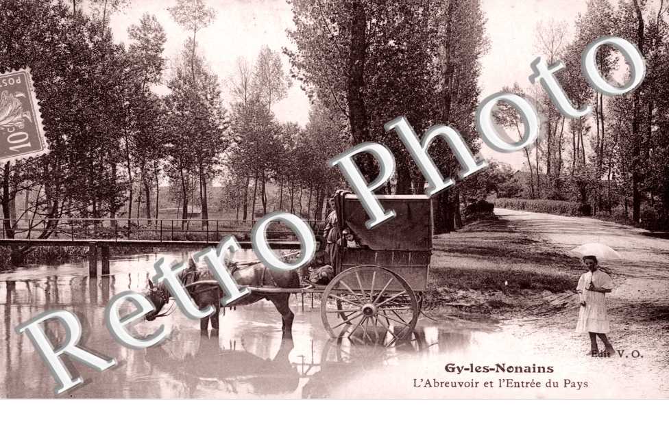 l'abreuvoir et l'entree du pays