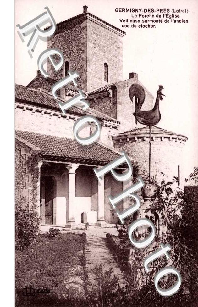 le porche de l'eglise, veilleuse surmontee de l'ancien coq du clocher