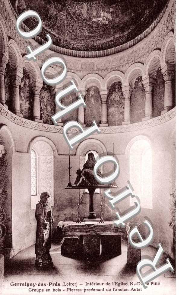 interieur de l'eglise, Notre Dame de Pitie, groupe en bois, pierres provenant de l'ancien autel