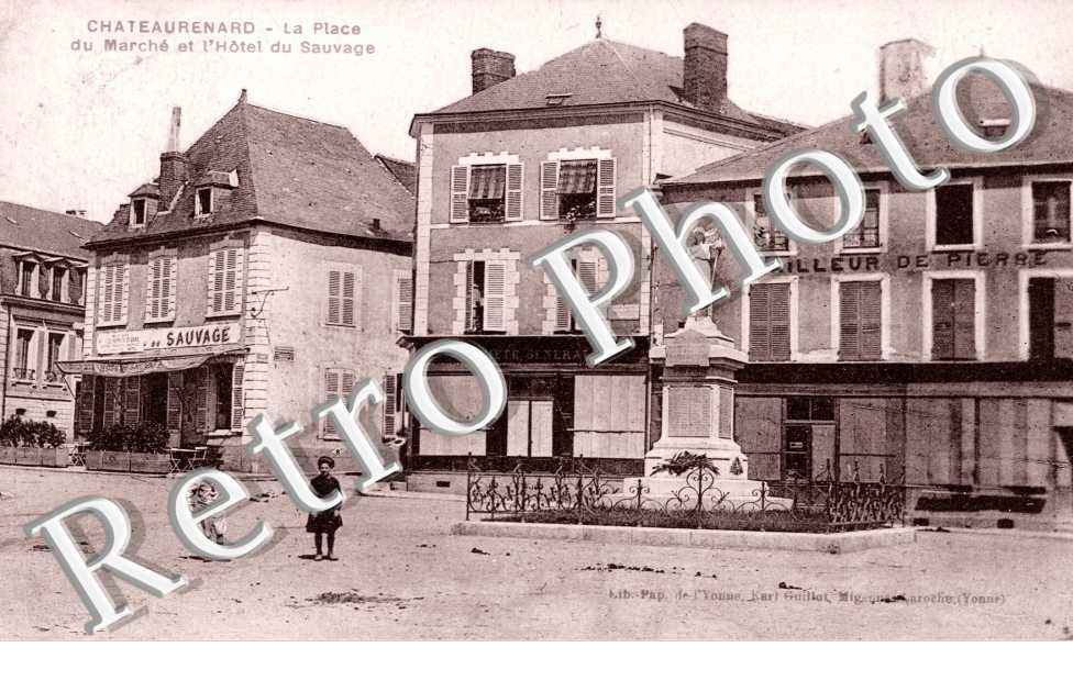 la place du marche et l'hotel du Sauvage