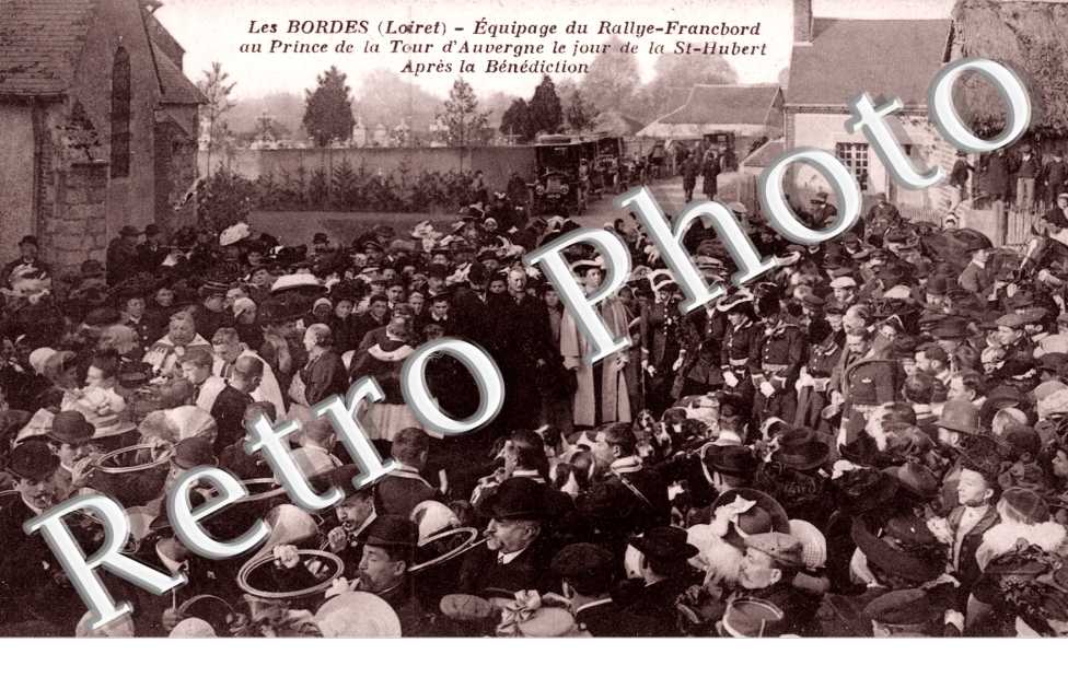 equipage du rallye Francbord au prince de la tour d'Auvergne apres la benediction