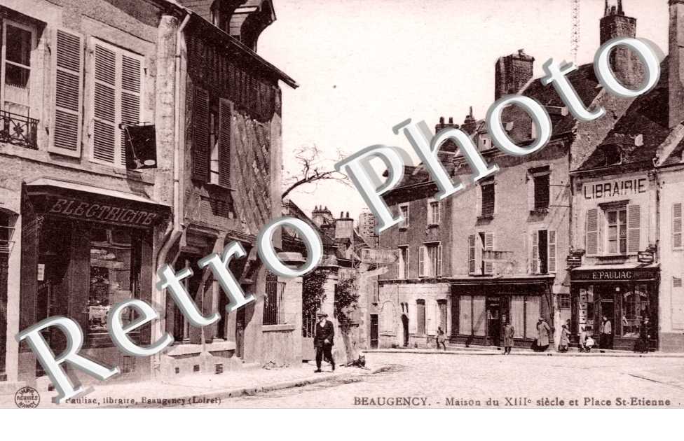 Maison du XIII° Siecle et Place Saint Etienne