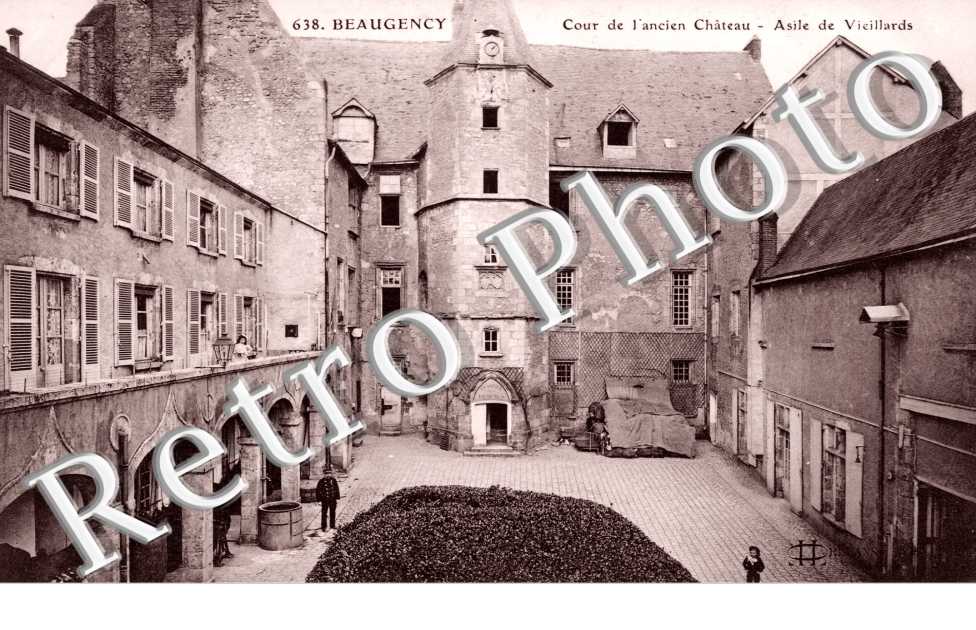 Cour de l'ancien Chateau, Asile de Vieillards