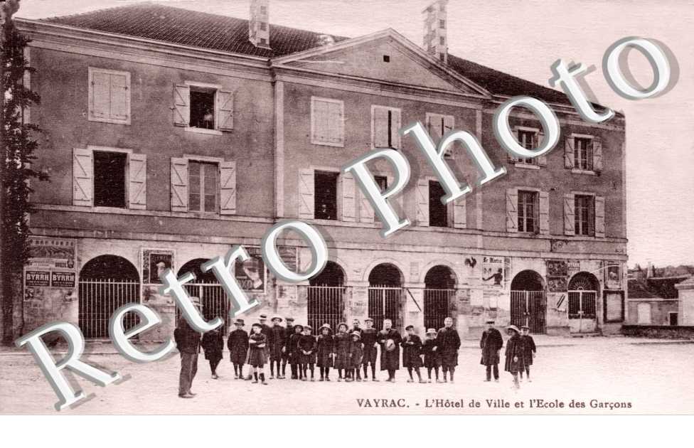 L'Hotel de Ville et Ecole des Garcons