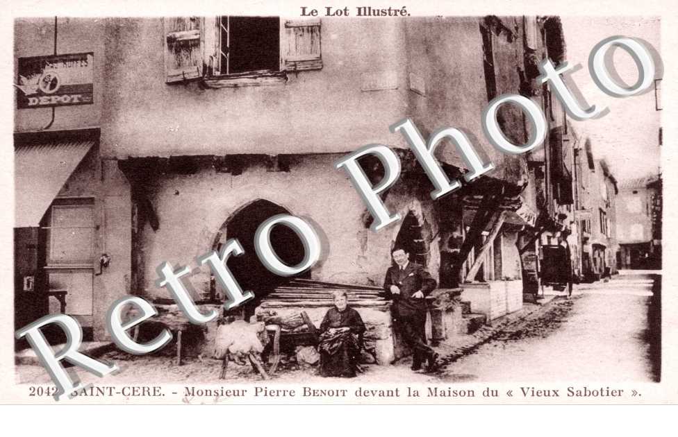 M. Pierre Benoit devant la Maison du Vieux Sabotier
