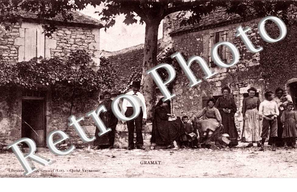 Groupe de personnes dans une cour de maison