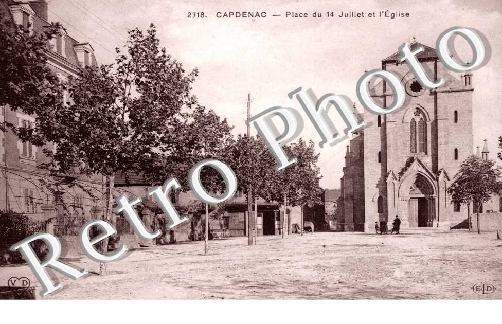 place du 14 juillet et l' eglise