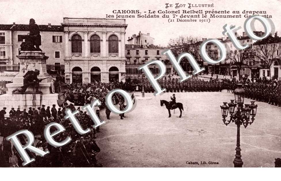 Le Colonel Reibell davant le Monument Gambetta