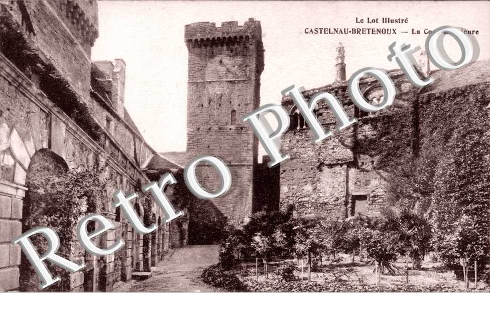 Castlnau-Bretenoux la Cour Interieure