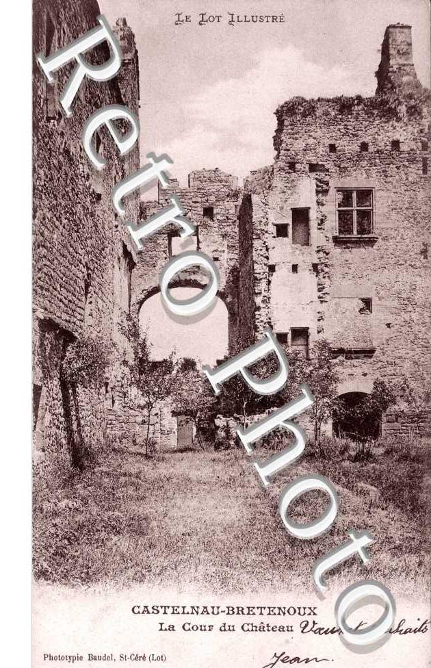 Castlnau-Bretenoux la cour du Chateau
