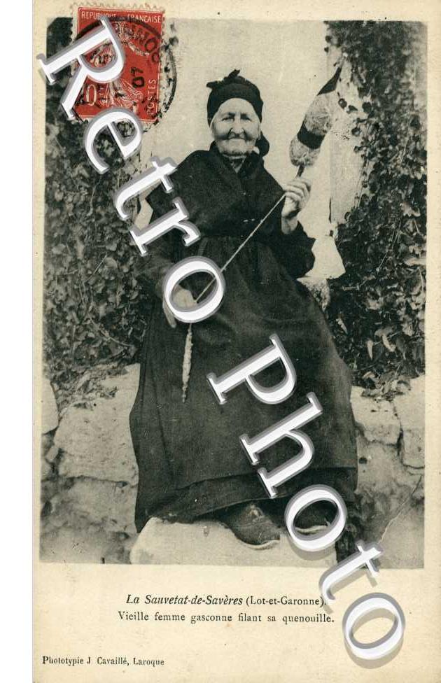 Vieille Femme Gasconne filant sa quenouille