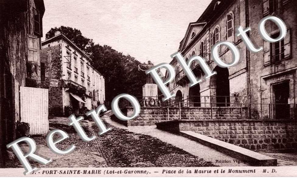 Place de la mairie et le monument