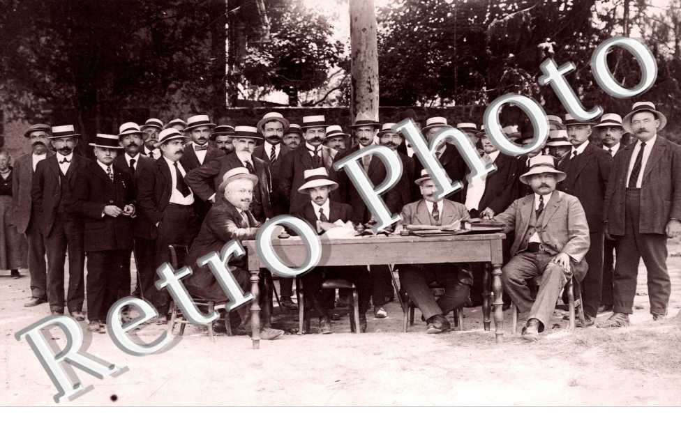 Une assemblée d'Hommes en Canotiers
