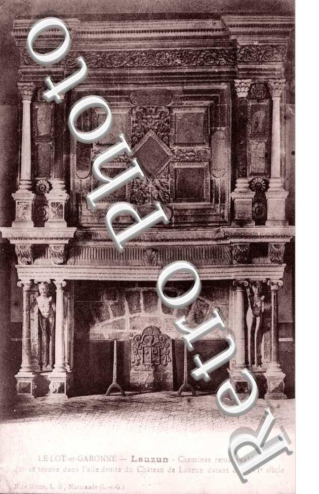 Cheminee remarquable - aile droite du chateau