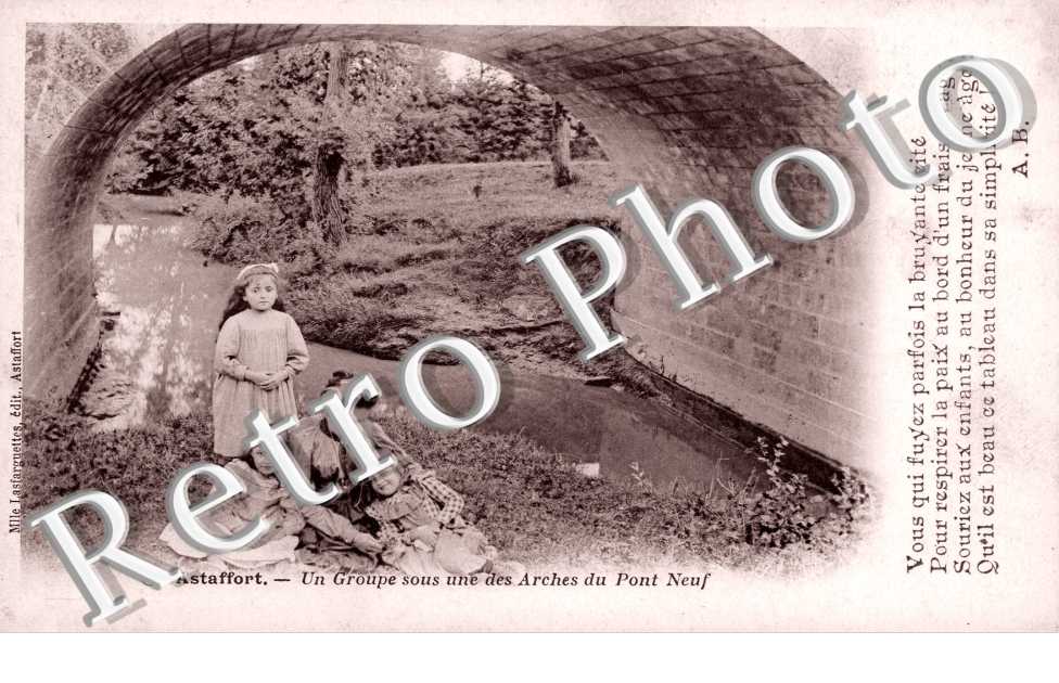 Un Groupe sous une des Arches du Pont Neuf