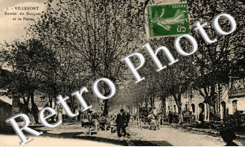 entree du bosquet et la Poste