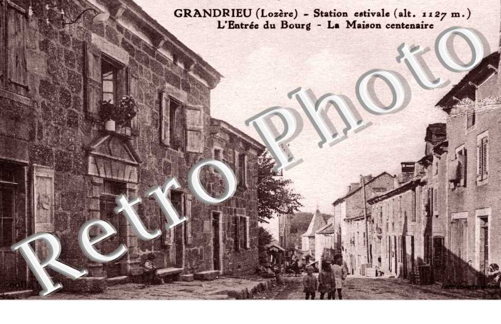 l'entree du bourg La maison centenaire