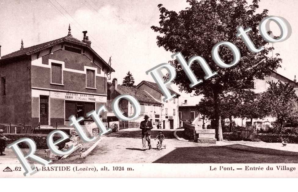 le pont, entree du village