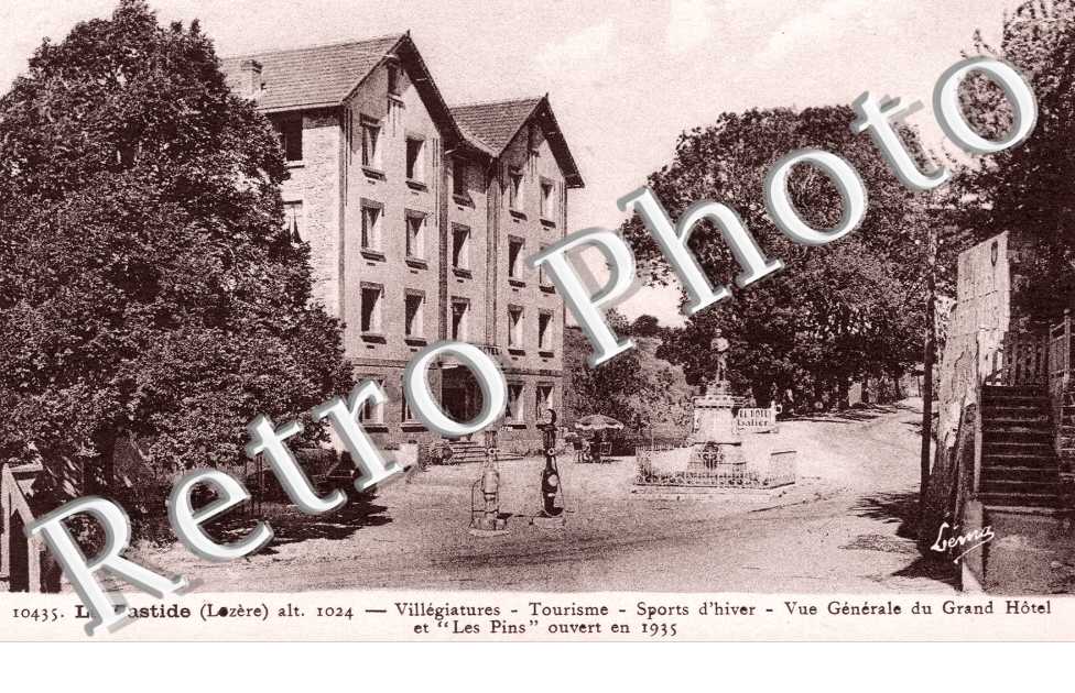 vue generale du Grand Hotel et " Les Pins " ouvert en 1935