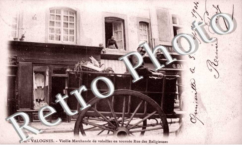 vieille marchande de volailles en tournee rue des Religieuses
