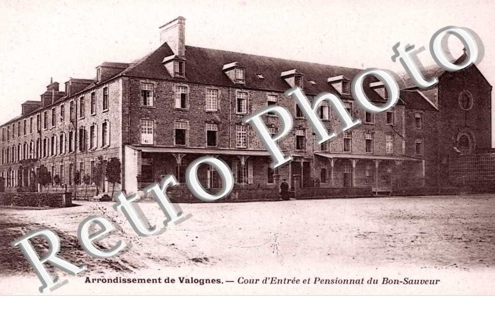 Cour d'entree et Pensionnat du Bon Sauveur