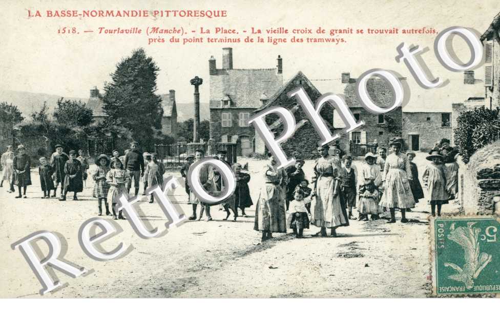 la place, la croix de granit se trouvait autrefois, pres du point terminus de la ligne des tramways