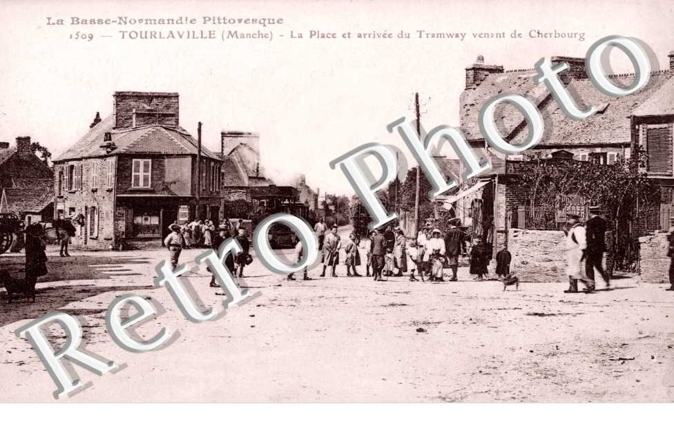 la place et arrivee du tramway venant de Cherbourg