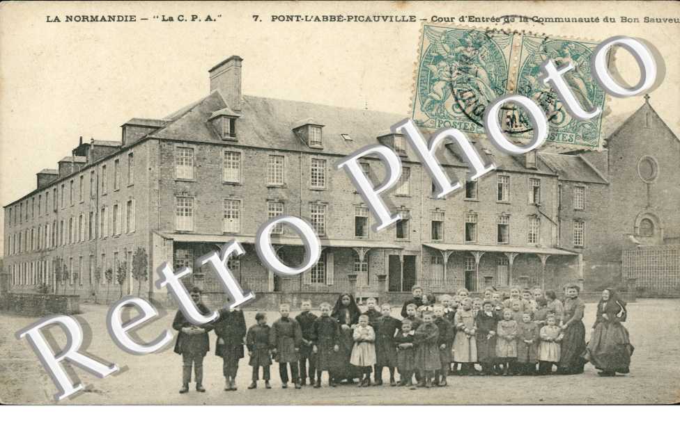 Pont-l'abbe       Cour de l'entree de la communaute du Bon sauveur