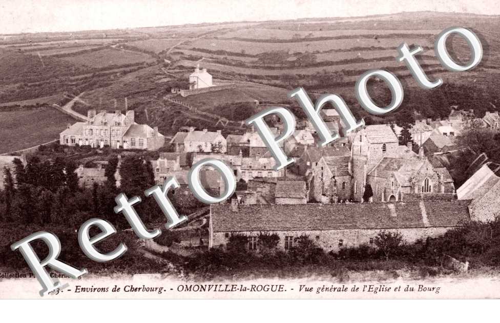 vue generale de l' eglise et du bourg