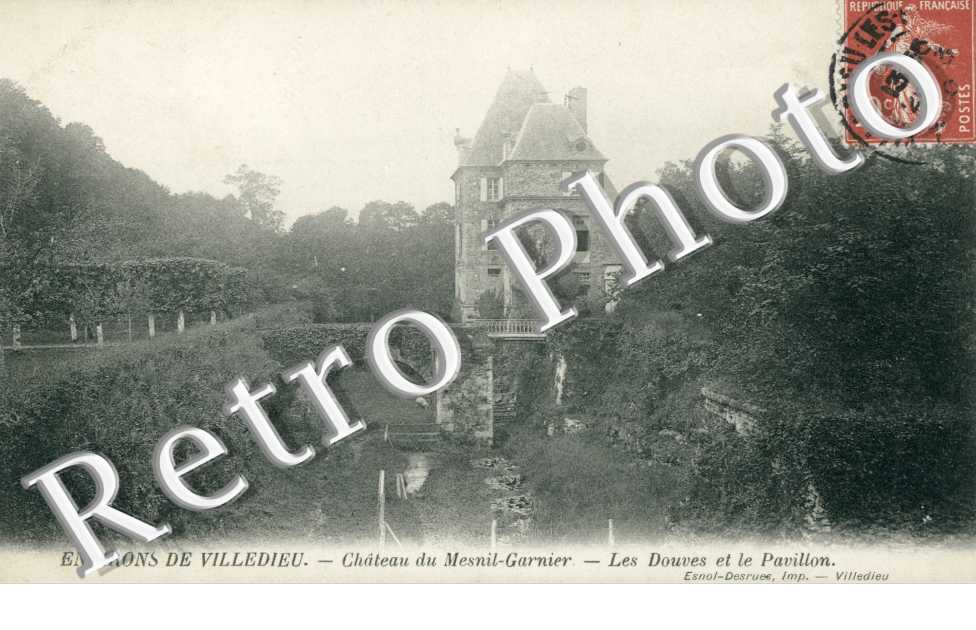Chateau - les douves et le pavillon