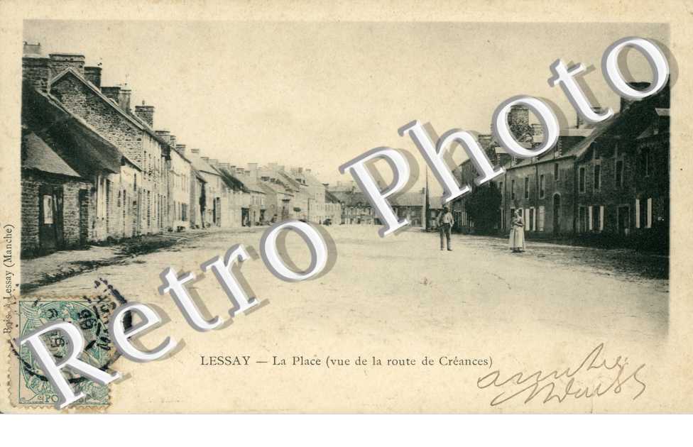 la place, vue de la route de Creances