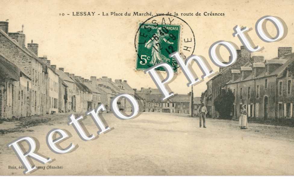 la place du marche, vue de la route de Creances
