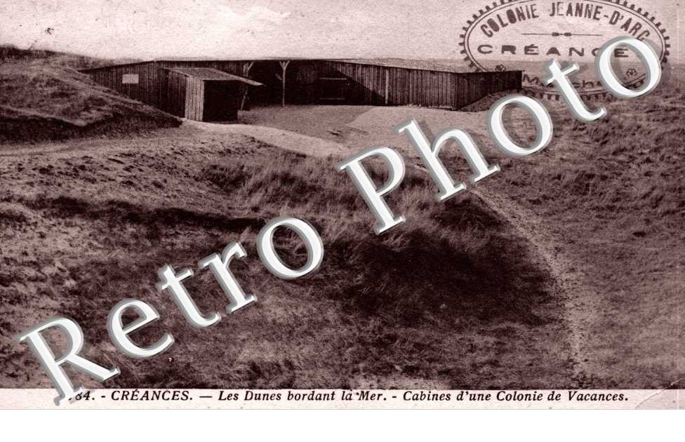 les dunes bordant la mer, cabines d'une colonie de vacances