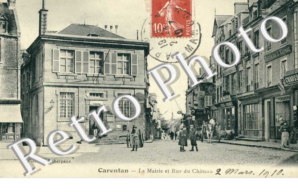 la mairie et rue du Chateau