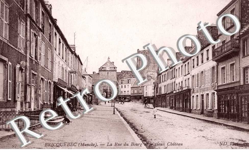 Rue du Bourg et le Vieux Chateau