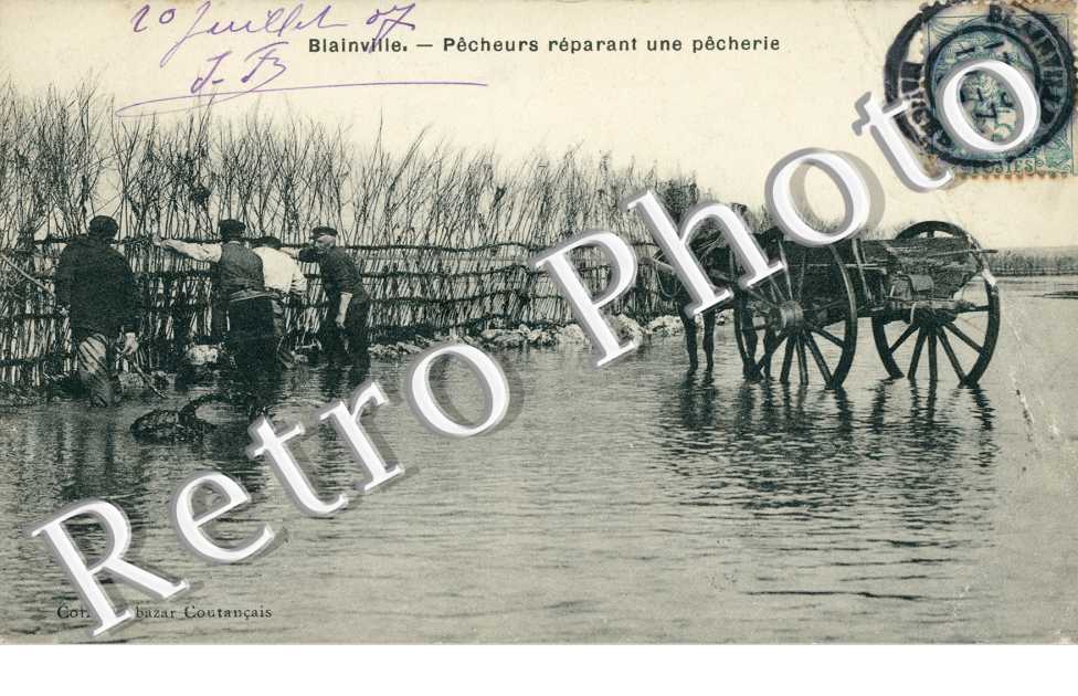 pecheurs reparant une pecherie