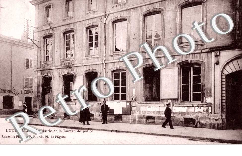 La mairie et le bureau de police