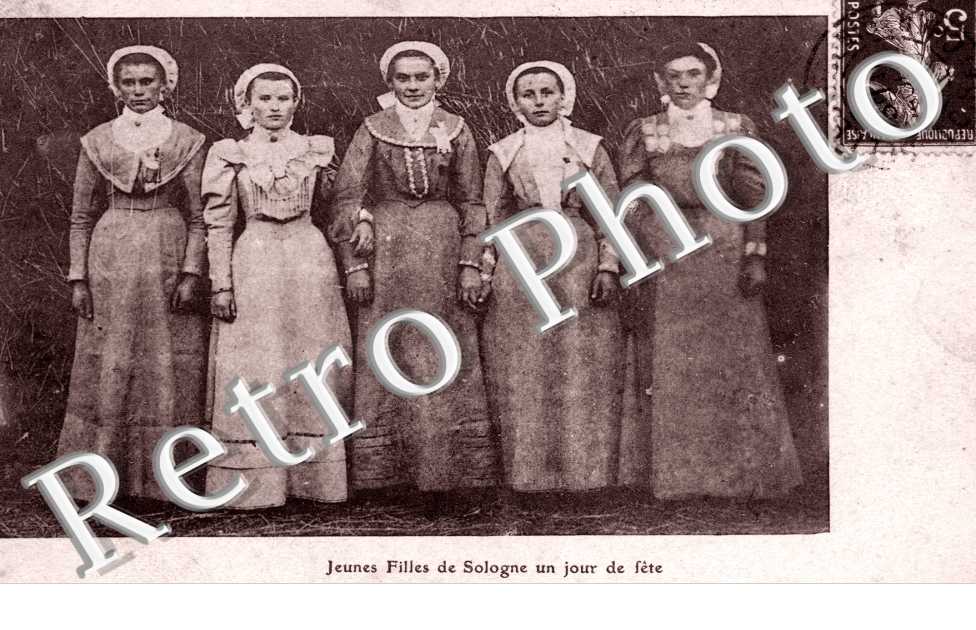 jeunes filles de Sologne un jour de fete