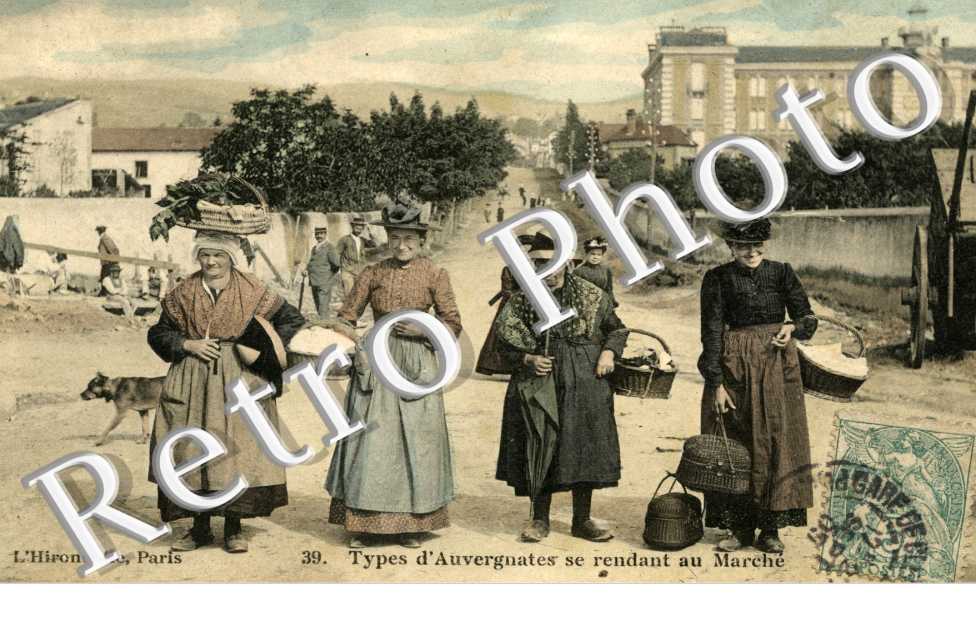 Types d'auvergnates se rendant au marche