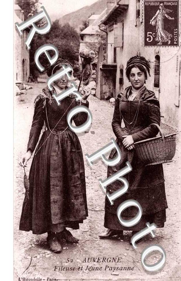 Fileuse et Jeune Paysanne
