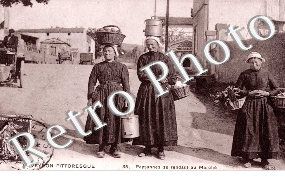 Paysannes se rendant au Marche