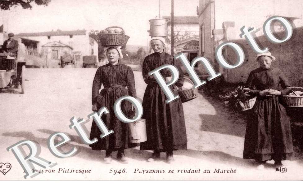 Paysannes se rendant au marche