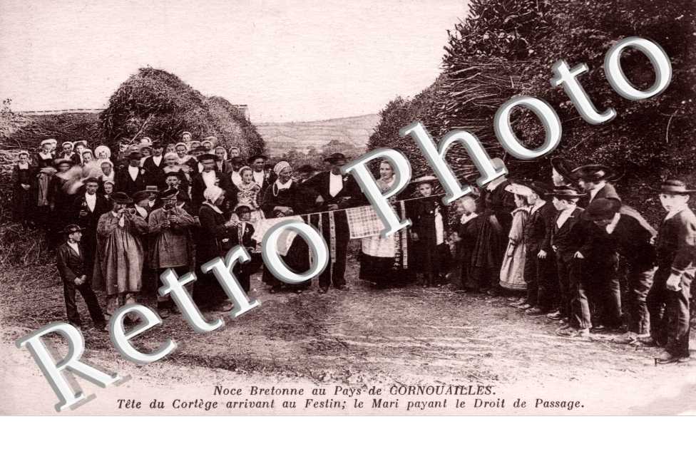 Noce Bretonne, Tete du Cortege arrivant au Festin, le Mari payant le Droit de Passage