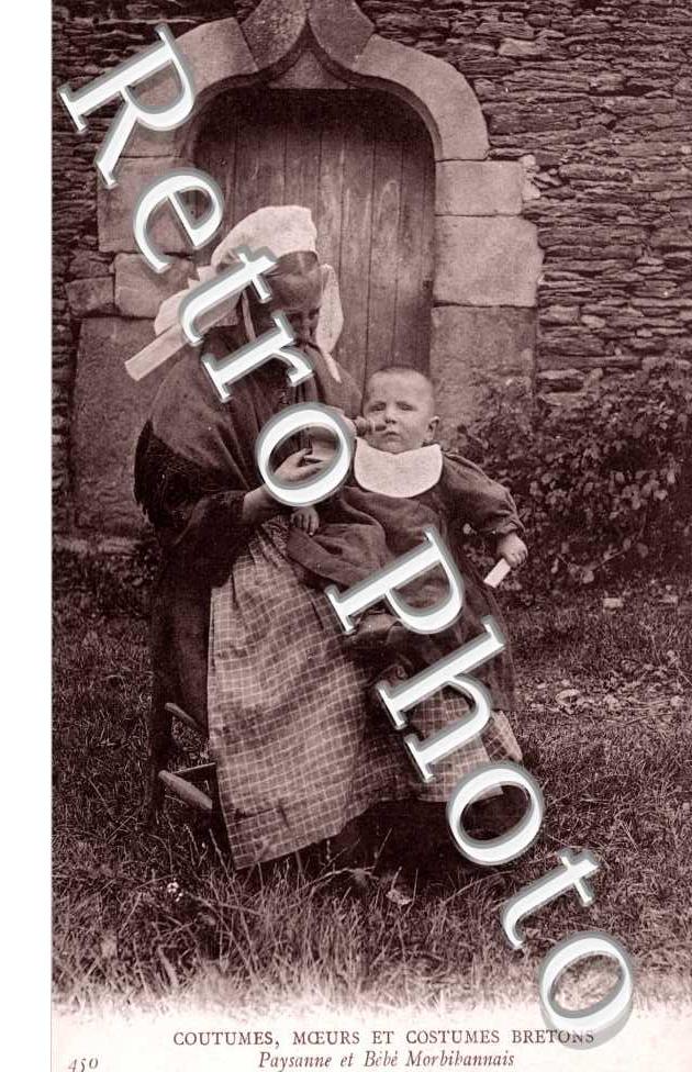 paysanne et bebe Morbihannais