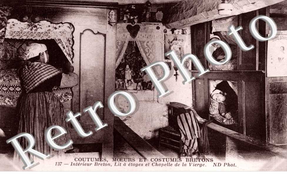 Interieur breton, lit a etages et Chapelle de la Vierge