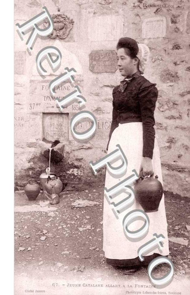 Jeune Catalane allant  la fontaine
