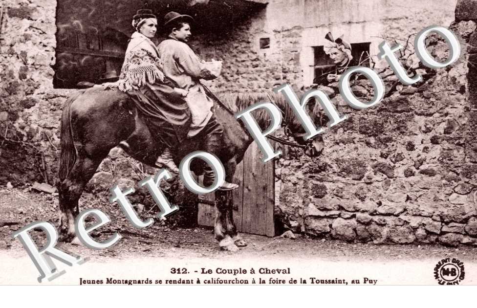 Jeunes Montagnards se rendant a la Foire de la Toussaint