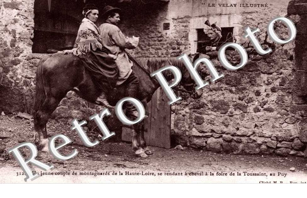 Un Jeune Couple de montagnards de la Haute Loire se rendant a la foire de la Toussaint au Puy