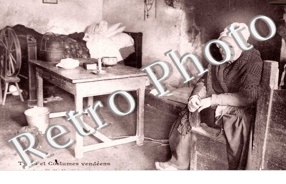 vieille vendeenne dans son interieur